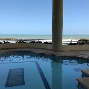 apartamento-frente-a-la-playa-y-cerca-al-centro-histrico.cartagena-hotels.org/